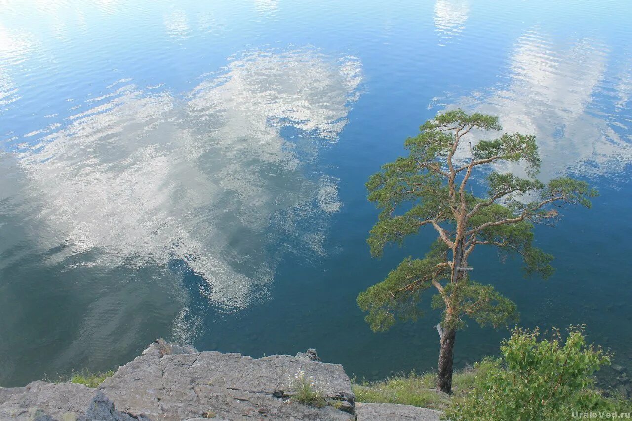 Озеро тургояк кратко. Озеро Тургояк. Остров веры Тургояк. Остров веры на озере Тургояк. Тургояк озеро площадь.