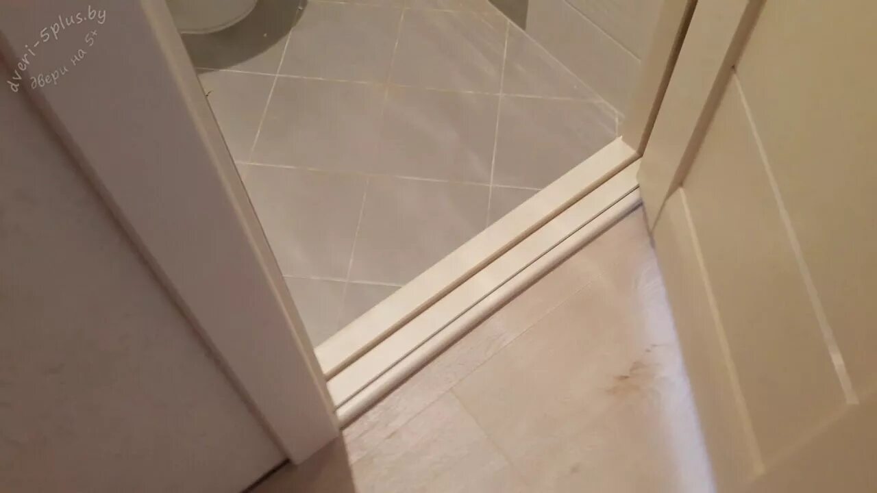 Дверь в ванную комнату с порогом. Профиль дорс дверной порог. дверь с порогом в ванную. белая дверь с порогом в ванную. порог двери в ванной.