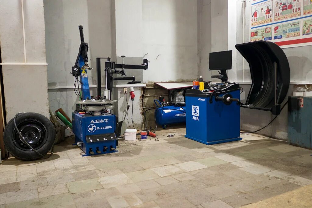 Шиномонтаж. Шиномонтажный цех оборудование. Шиномонтажка. Шиномонтаж. Балансировка колес.