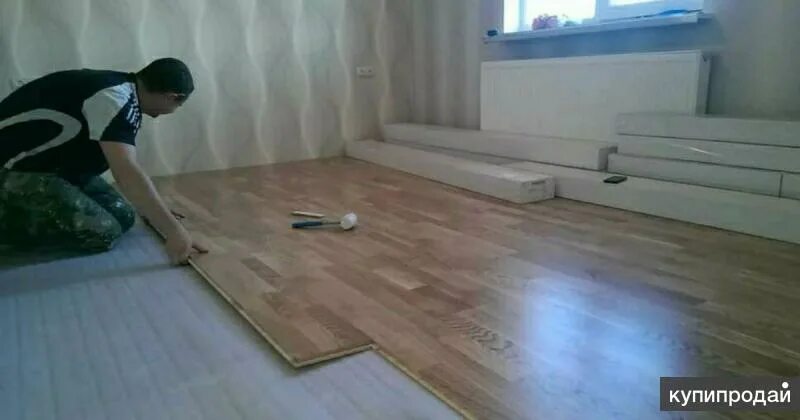 Ламинат квадратами 60х60. Укладка ламината. Укладка напольных покрытий. Укладка ламината за квадратный метр. Постелить ламинат.