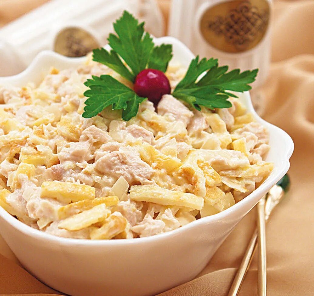 Салат с курицей и сыром и яйцом. Салат с копчёной грудкой. Салаты в креманках на праздничный стол. Салат. Украшение салата яйцом.