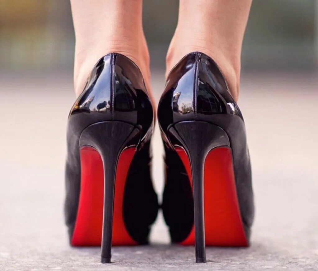 Подошва каблука обуви. Туфли Стилетто 2021. Туфли Christian louboutin. Туфли Стилетто 2021 чёрные. Туфли Christian louboutin на ноге.