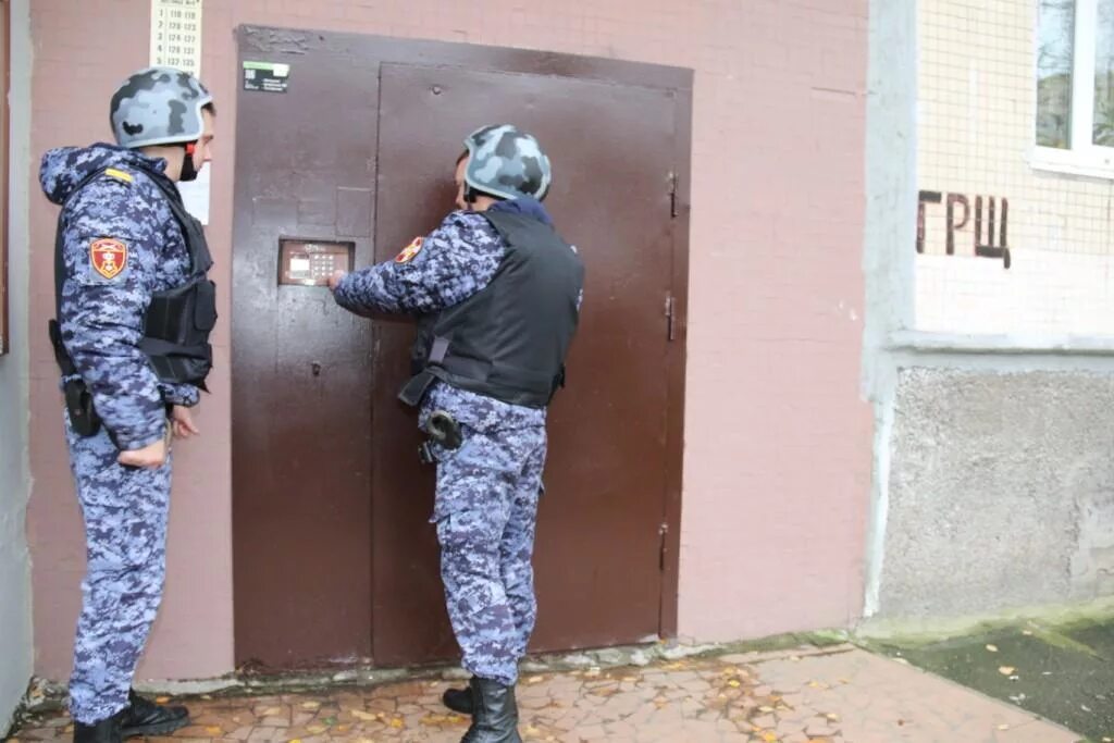 охрана парадной. форма росгвардии вневедомственной охраны. охрана парадной. солдат в карауле. парадная форма фсо президентский полк.