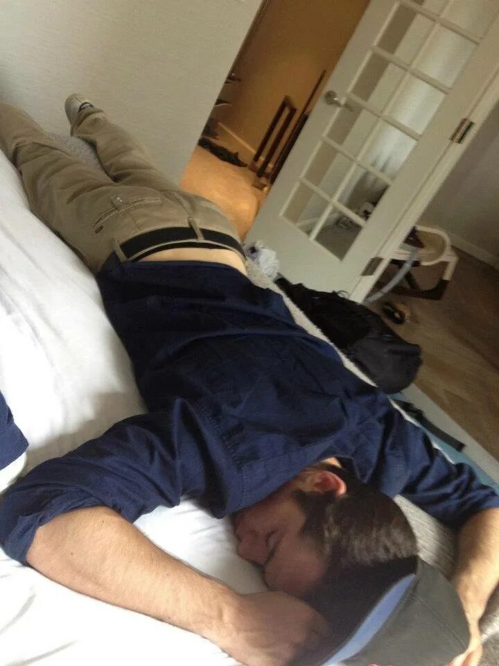 спящий парень. мальчик спит. парень лежит. мужская спина на кровати. спящие парни 18.