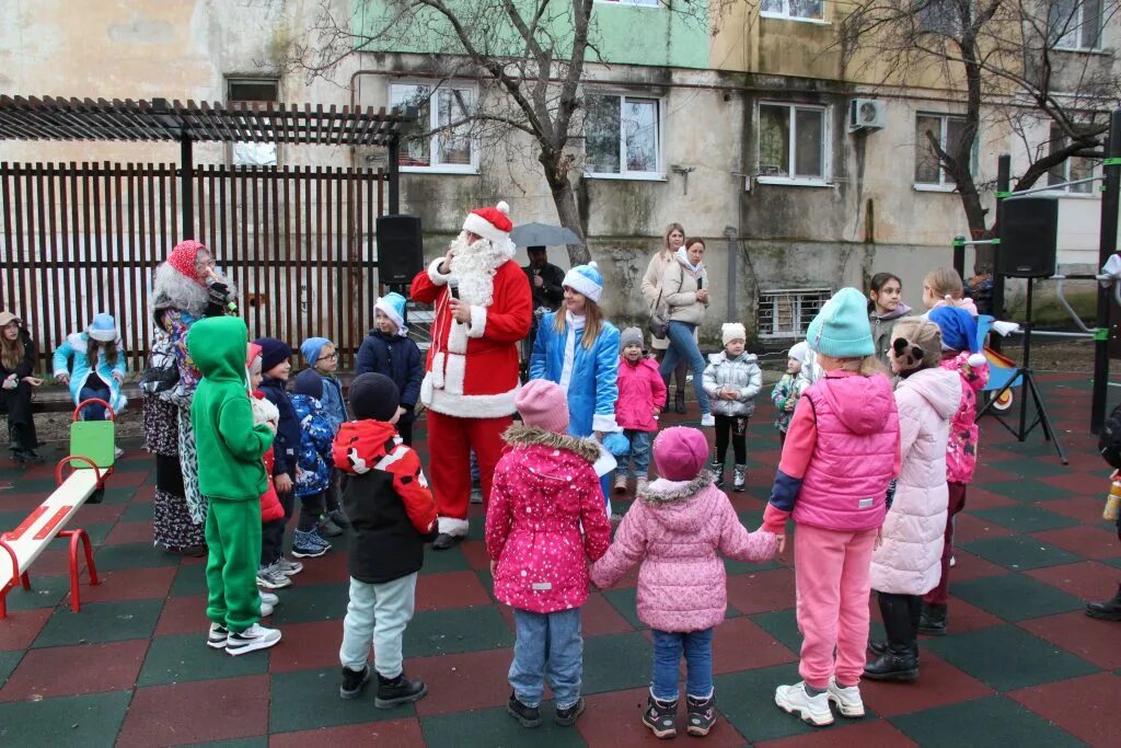 Уличная детвора проводившая все время. Новый год во дворе. Новогодние игры. Традиции нового года. Новый год во дворе загородного дома.