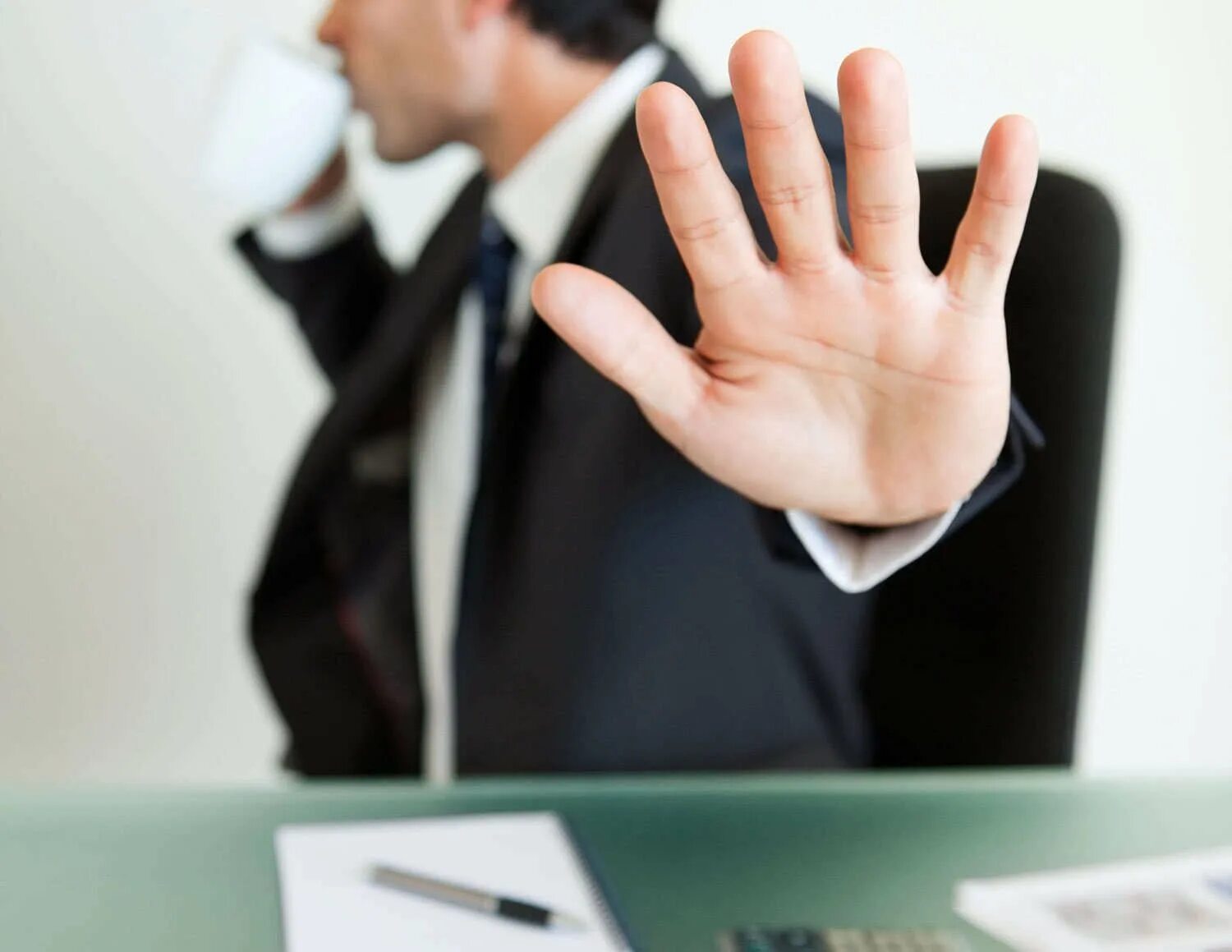 Беседа с руководителем. Работодатель юмор. Работодатель сказал работать. Мужчина на переговорах. Работодатель и соискатель.