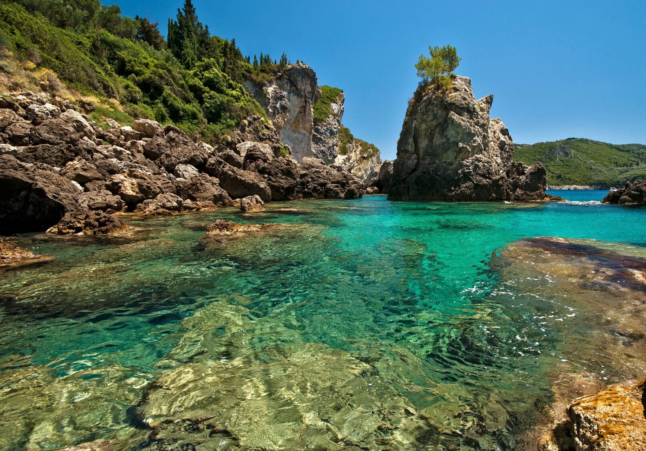 Морская лагуна абхазия. Корсика бухта. Бухта моря фото. Бухта три клифс. Пляж голубая лагуна крым.