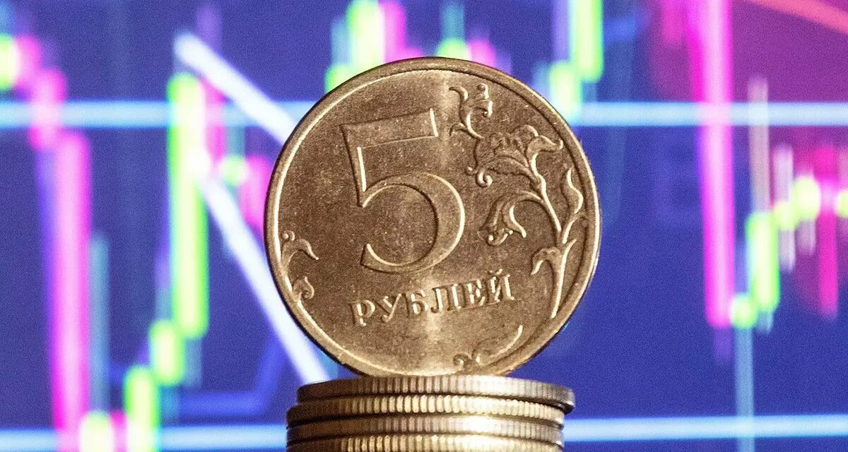 Рубль октябрь. Доллары в рубли. Курс рубля. Рубль. Аналитики экономисты.