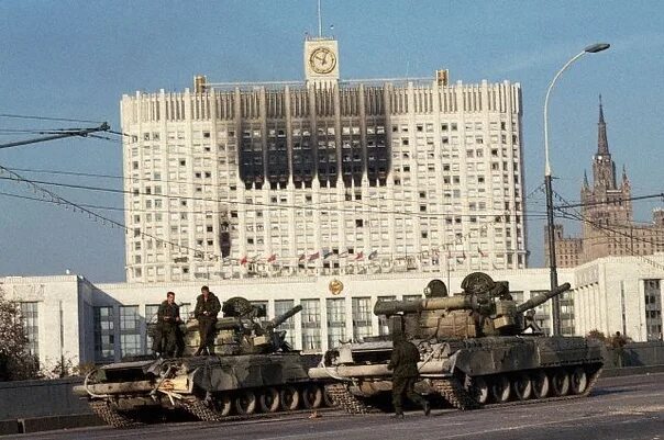 Белый дом в москве 1993. Белый дом 1993. Белый дом москва 1993 обстрел. Кто стрелял в белый дом. Путч 1993 останкино.