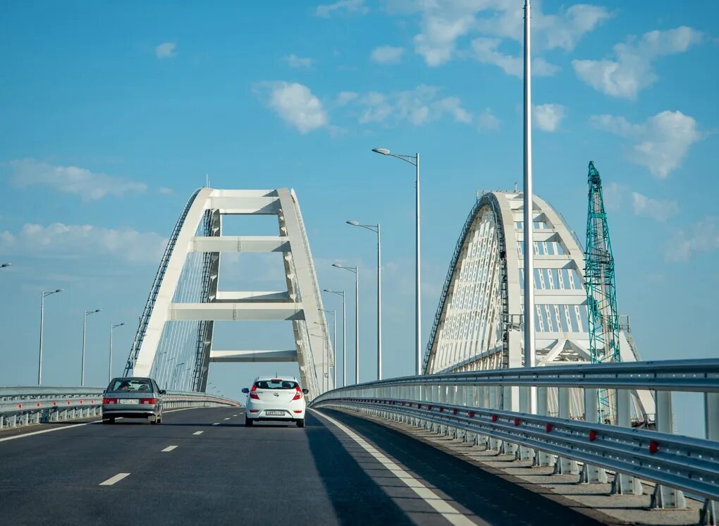 Проезд на крымском мосту сегодня. Мост. движение на крымском мосту. крымский мост движение. крымский мост фотографии.