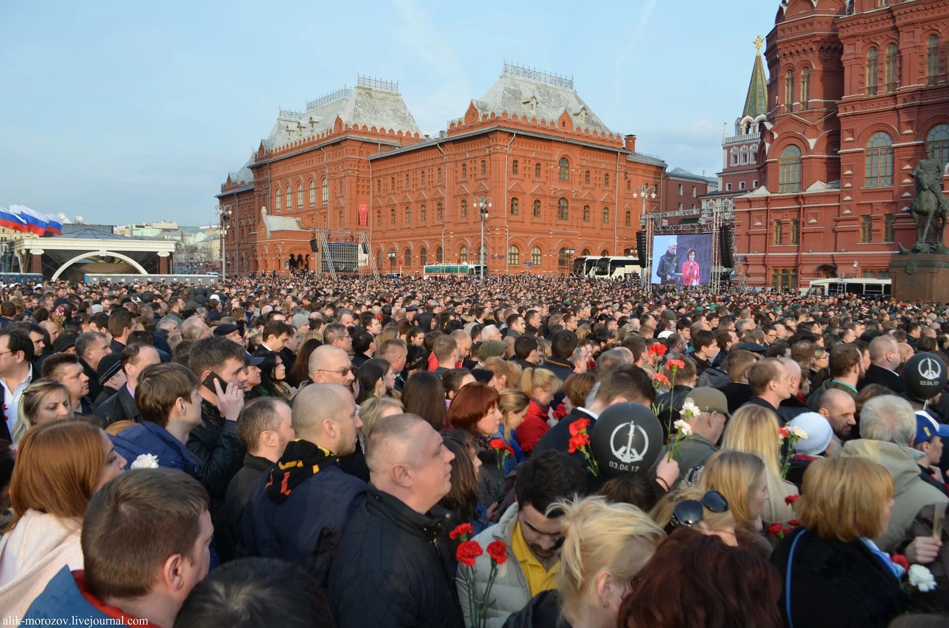 7 май 2012 года. Манежная площадь Москва митинг 2011. Митинг на Манежной площади 2010. Митинг на Манежной площади 1991. Манежная площадь 2011 русский марш.