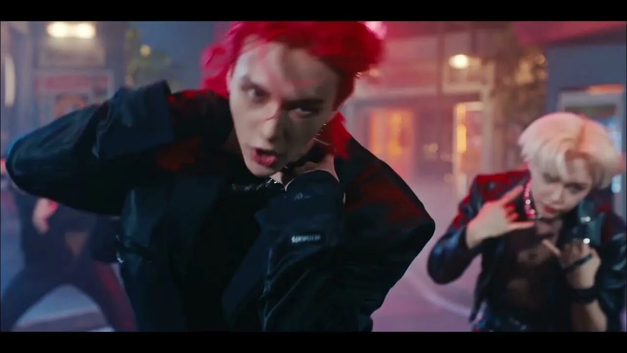 Маньяк поющий песню. Хенджин маниак. хенджин stray kids мэниак. стрей кид маньяк.