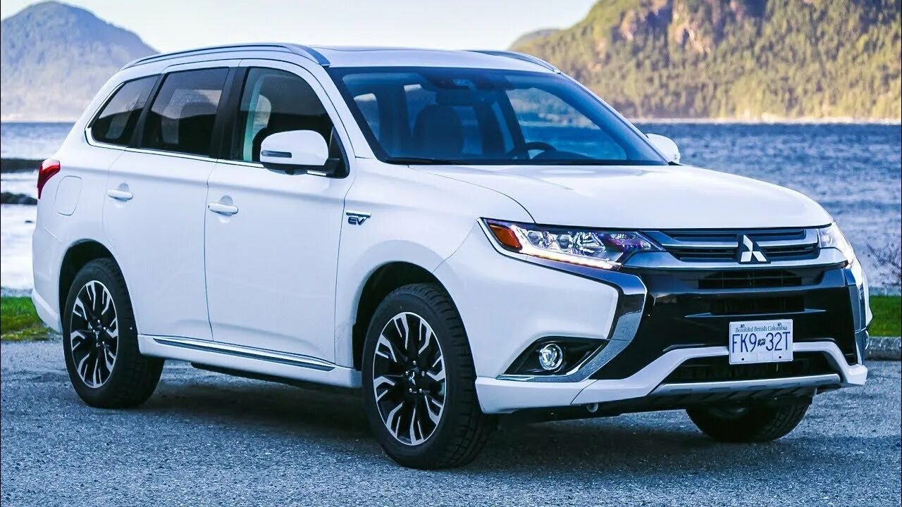 Phev гибриды. Митсубиси Аутлендер PHEV. Mitsubishi Outlander PHEV 2018. Митсубиси Аутлендер гибрид 2018. Аутлендер 3 PHEV.