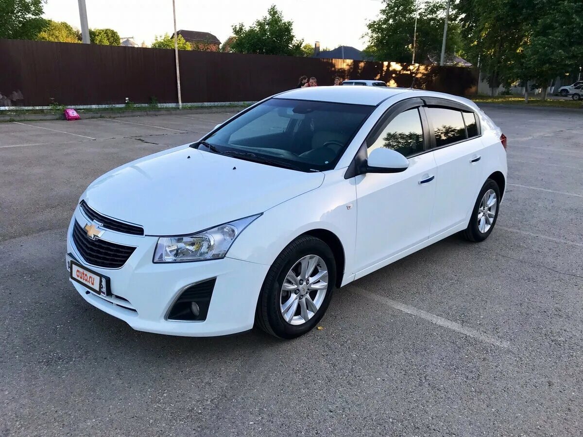 Шевроле хэтчбек с пробегом. Chevrolet Cruze 2013 хэтчбек белый. Шевроле Круз хэтчбек 2012 белый. Шевроле Круз хэтчбек белый. Шевроле Круз хэтчбек 2014 белый.