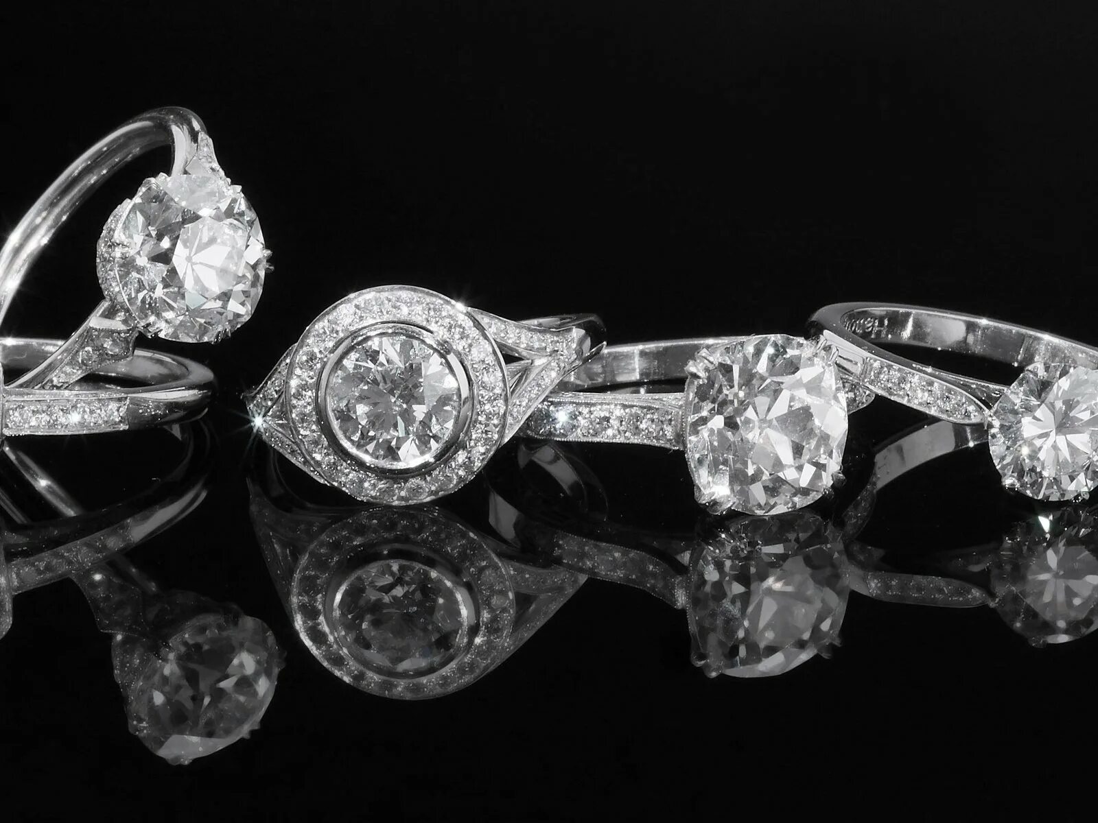 Украшения с бриллиантами first class diamonds. Ювелирные украшения. Кольцо на черном фоне. Золото бриллианты украшения. Кольцо с бриллиантом на черном фоне.