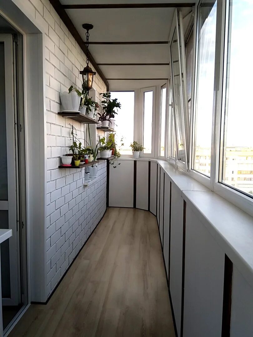 Интерьер балкона. Длинный балкон. Маленький балкон. Отделка маленького балкона.
