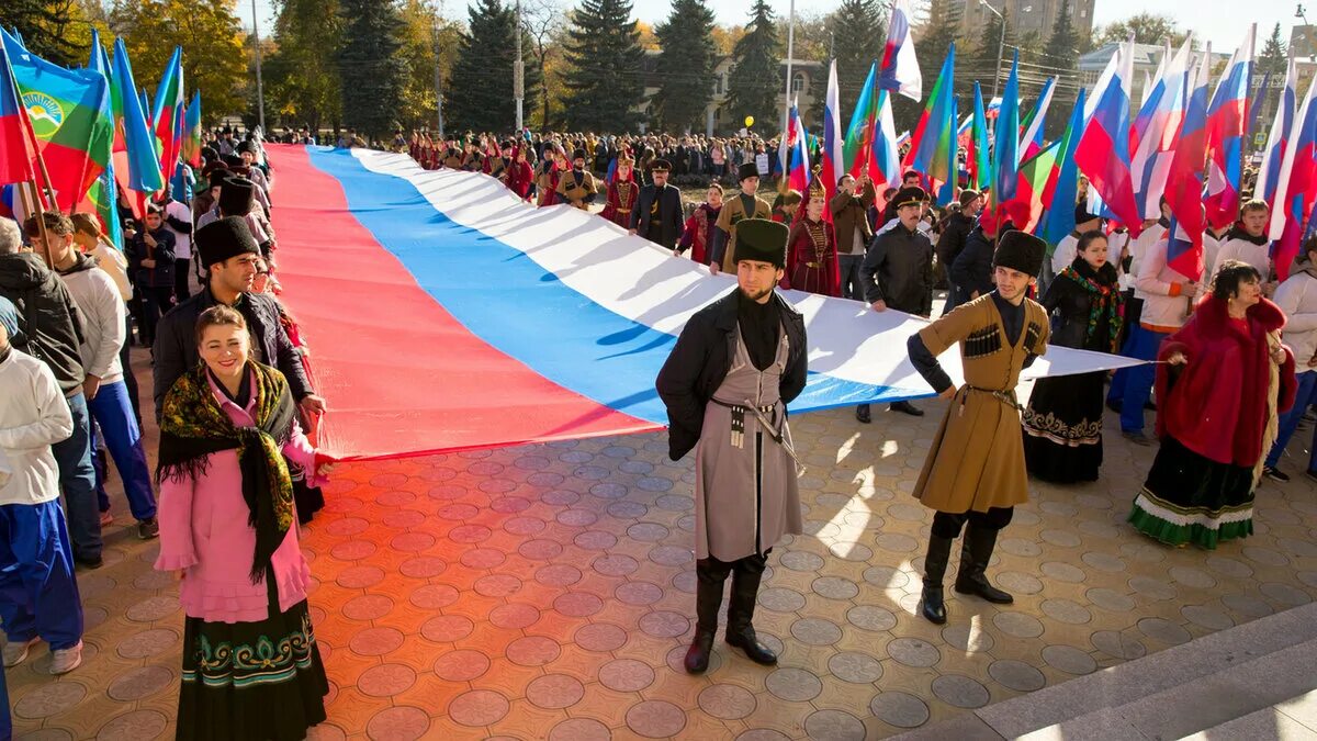 Карачаево-Черкесская Республика люди. Карачаево-Черкесия Черкесск. Карачаево-Черкесская Республика столица Черкесск. Дружба народов Карачаево-Черкесии. Самой многонациональной на северном кавказе