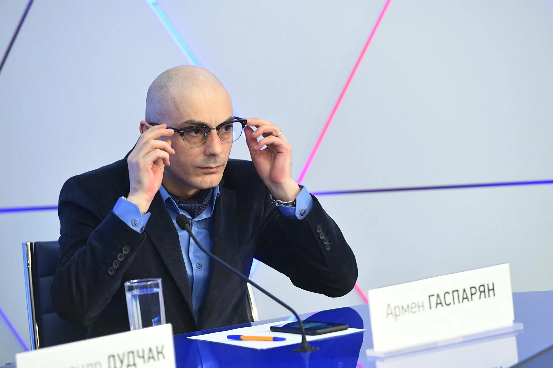 Гаспарян армен вардгесович. Артур гаспарян политолог. Армен гаспарян политолог. Армен гаспарян квн. Армен гаспарян фото.