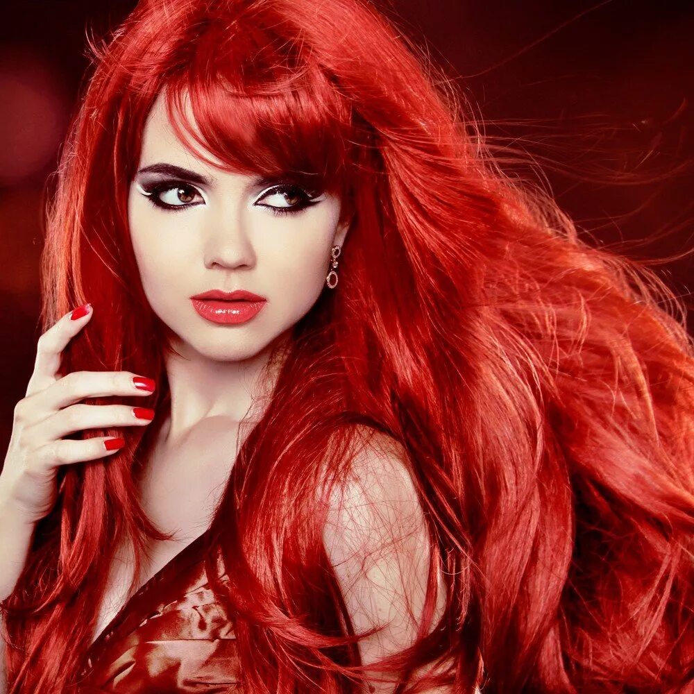 Девушка с красными волосами. Алые волосы. Модель с красными волосами. Девушка с длинными красными волосами.