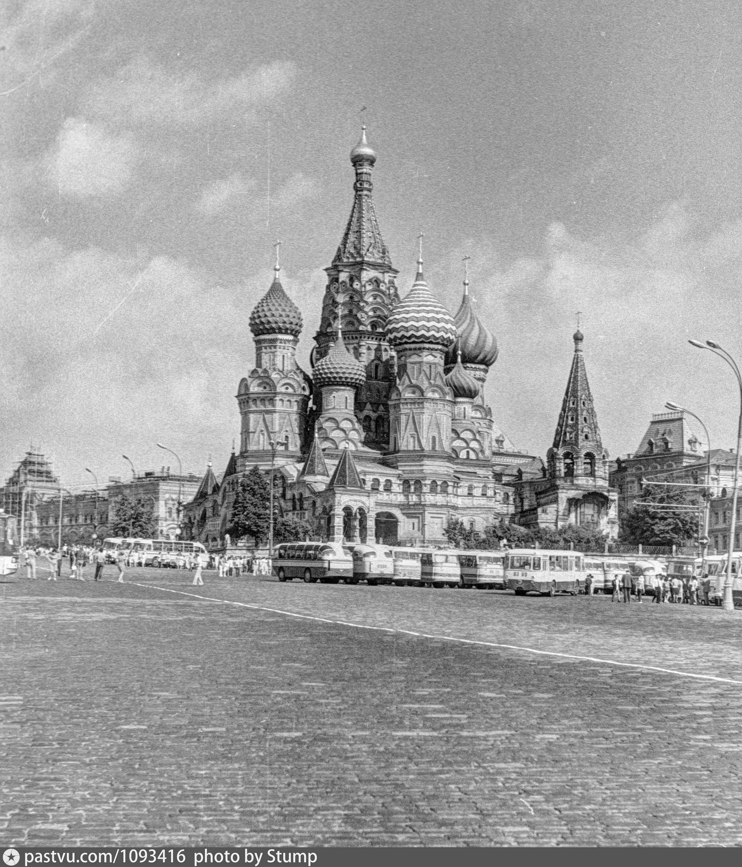 Красная площадь - тогда еще с трамвайными путями, начало 20 века.