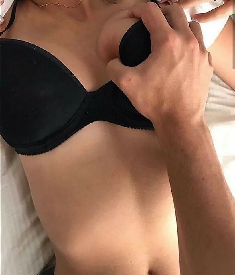 под лифчиком. расстегивает бюстгальтер и показывает. идеальная грудь. стягивает лифчик. расстегнула лифчик.