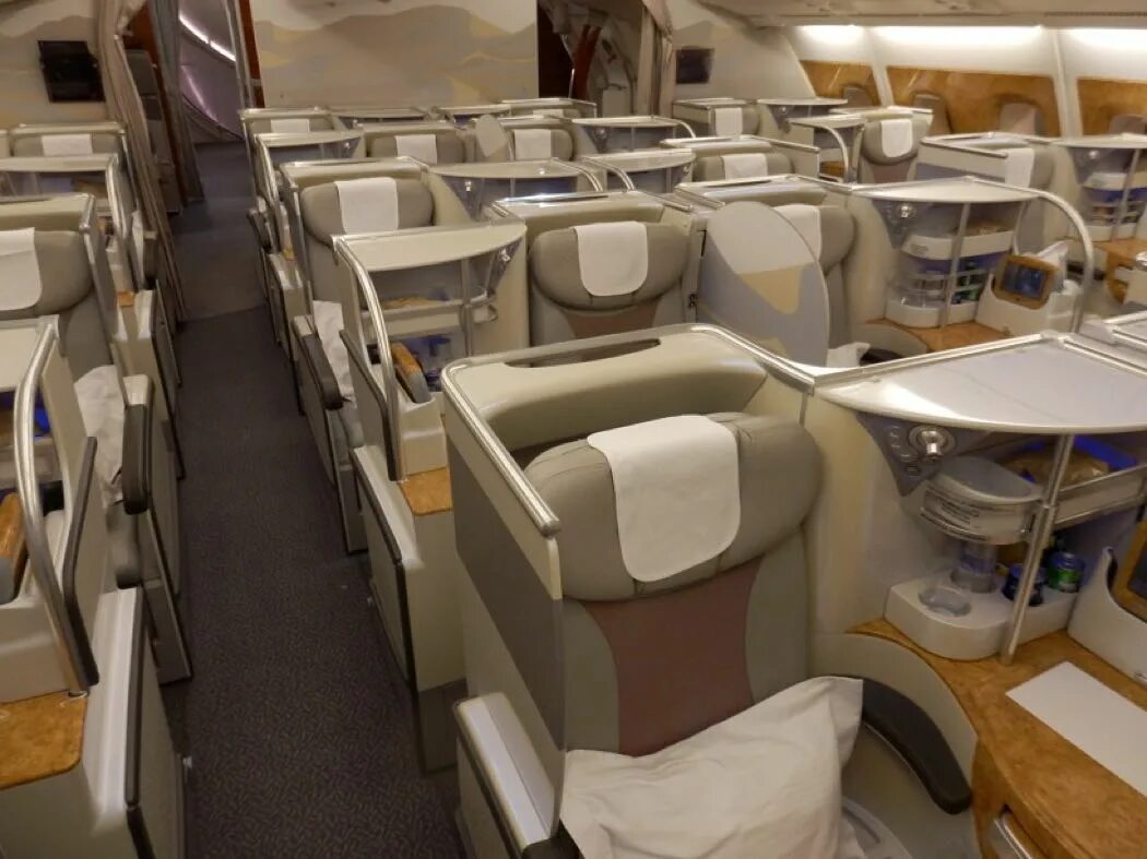 Организация бизнес класс. Airbus a380 Emirates бизнес класс. Airbus a380-800 Emirates Business class. A380 Business class. Airbus a380 Business class.