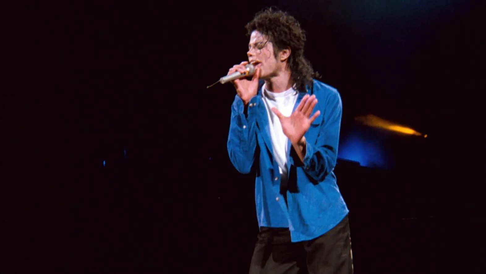 Man in the mirror. Michael jackson man in the mirror 1988. майкл джексон man in the mirror. michael jackson bad tour 1988 man in the mirror. michael jackson wembley 1988 man in the mirror.