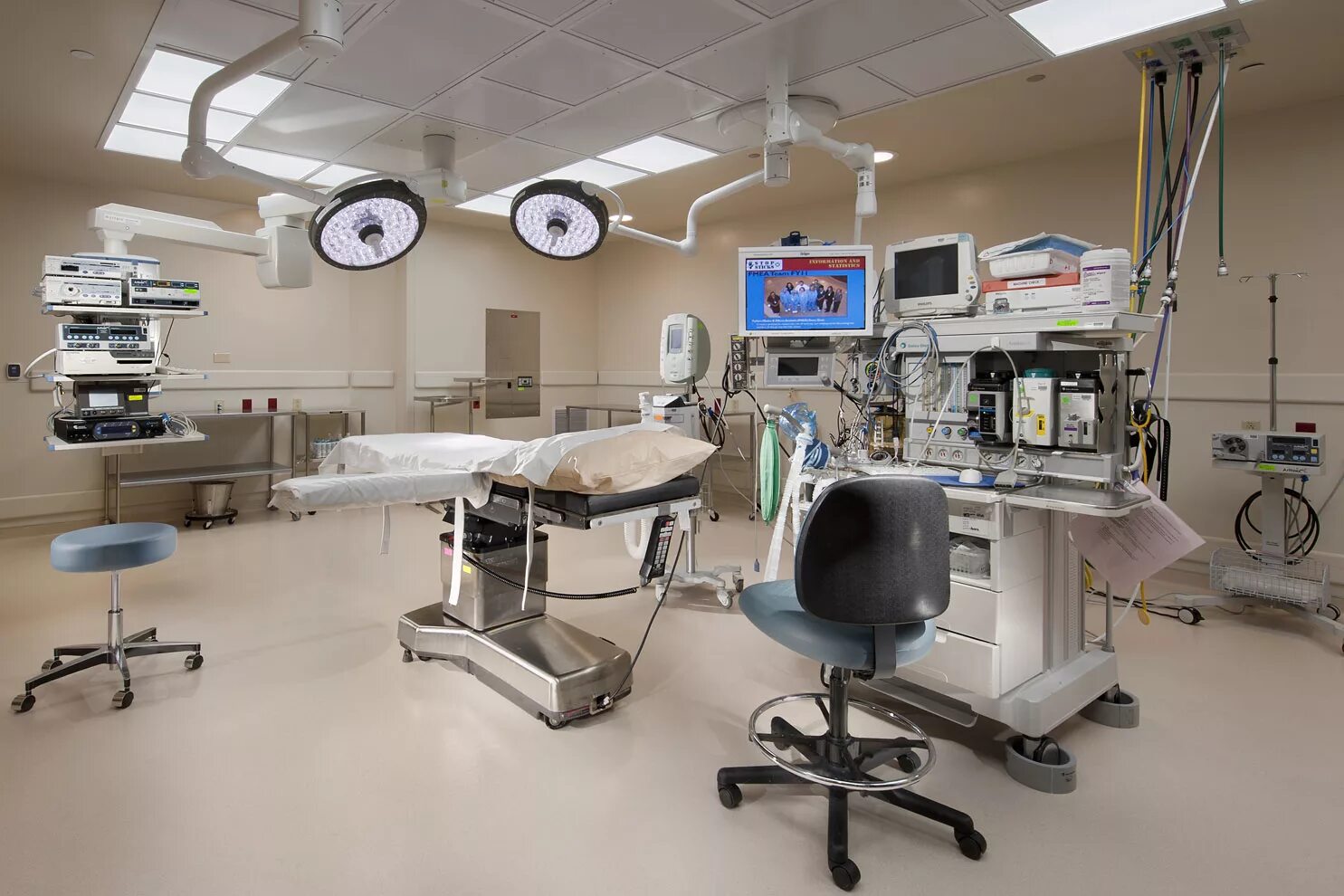 операционная комната. операционное освещение. современная операционная. оборудование для ветклиники. операционное оборудование.