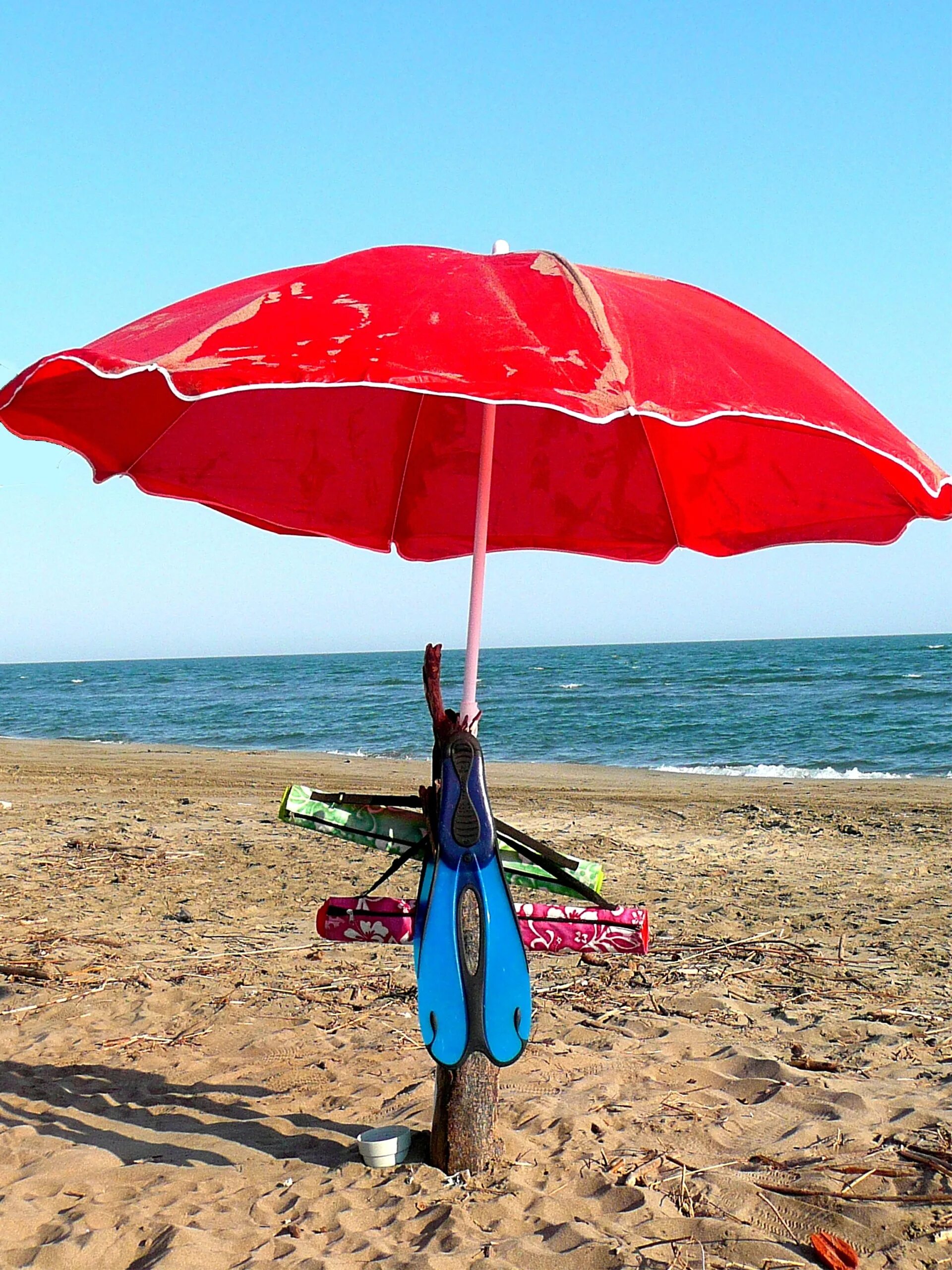 Зонт для пляжа. Зонтик на пляже. Зонт от солнца. Пляжный зонт на пляже. Морской зонтик