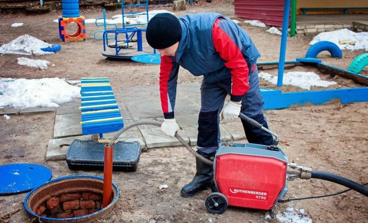 Прочистка труб москва. Чистка канализации. Прочистка засоров канализации. Прочистка канализации в частном доме. Электромеханическая прочистка канализации.