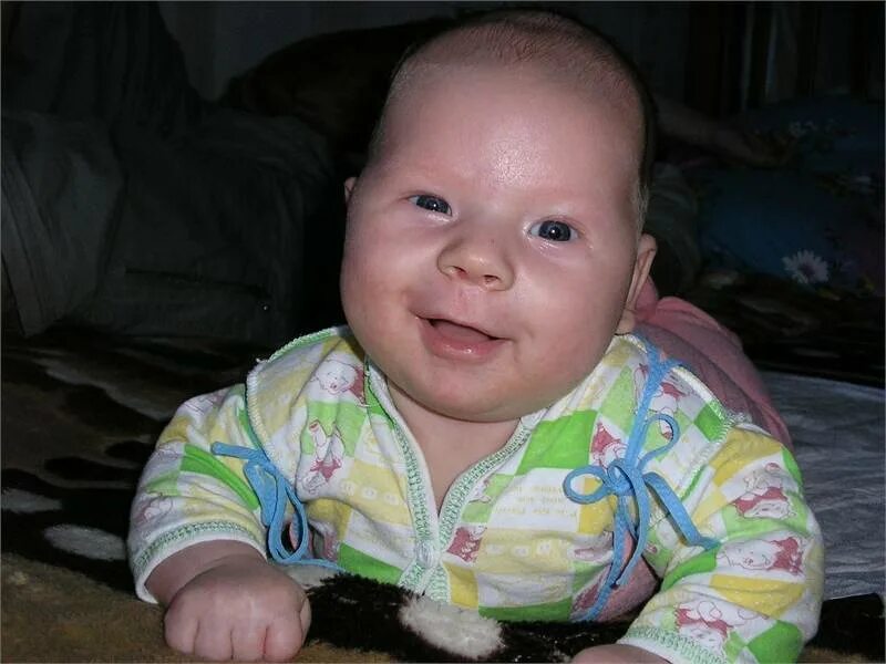 Когда начинают агукать новорожденные. Малыш агукает. Младенец гулит. Улыбка в 1 месяц. Фото с агуканье младенца.