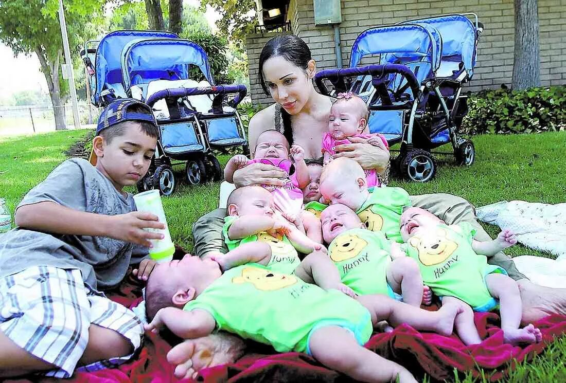 Сколько максимально рождалось детей за раз. Надя сулейман беременная. Nadya suleman octuplets. Александра кинова живот. Надя сулейманова 8 детей.