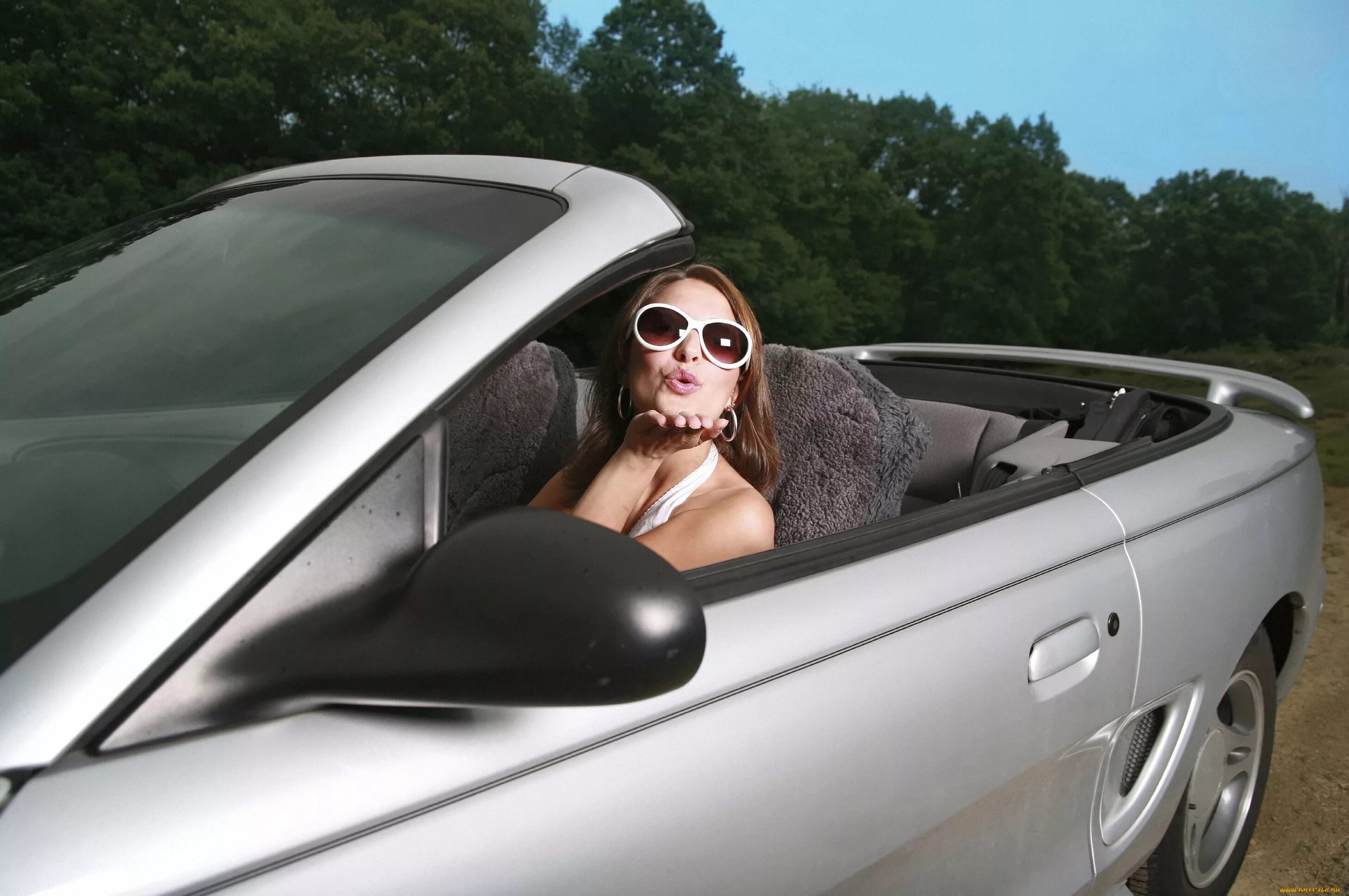 Девушка в кабриолете. Женщина за рулем. Девушка в автомобиле в очках. Девушка за рулем кабриолета.