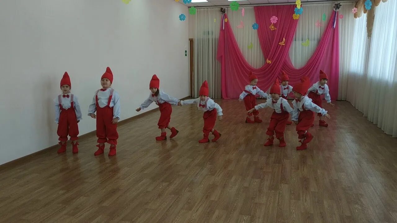 Танец гномиков в детском саду. Танец гномиков старшая группа. Гномы танец в детском саду. Костюм гнома для танцев. Танец для детей старшей группы