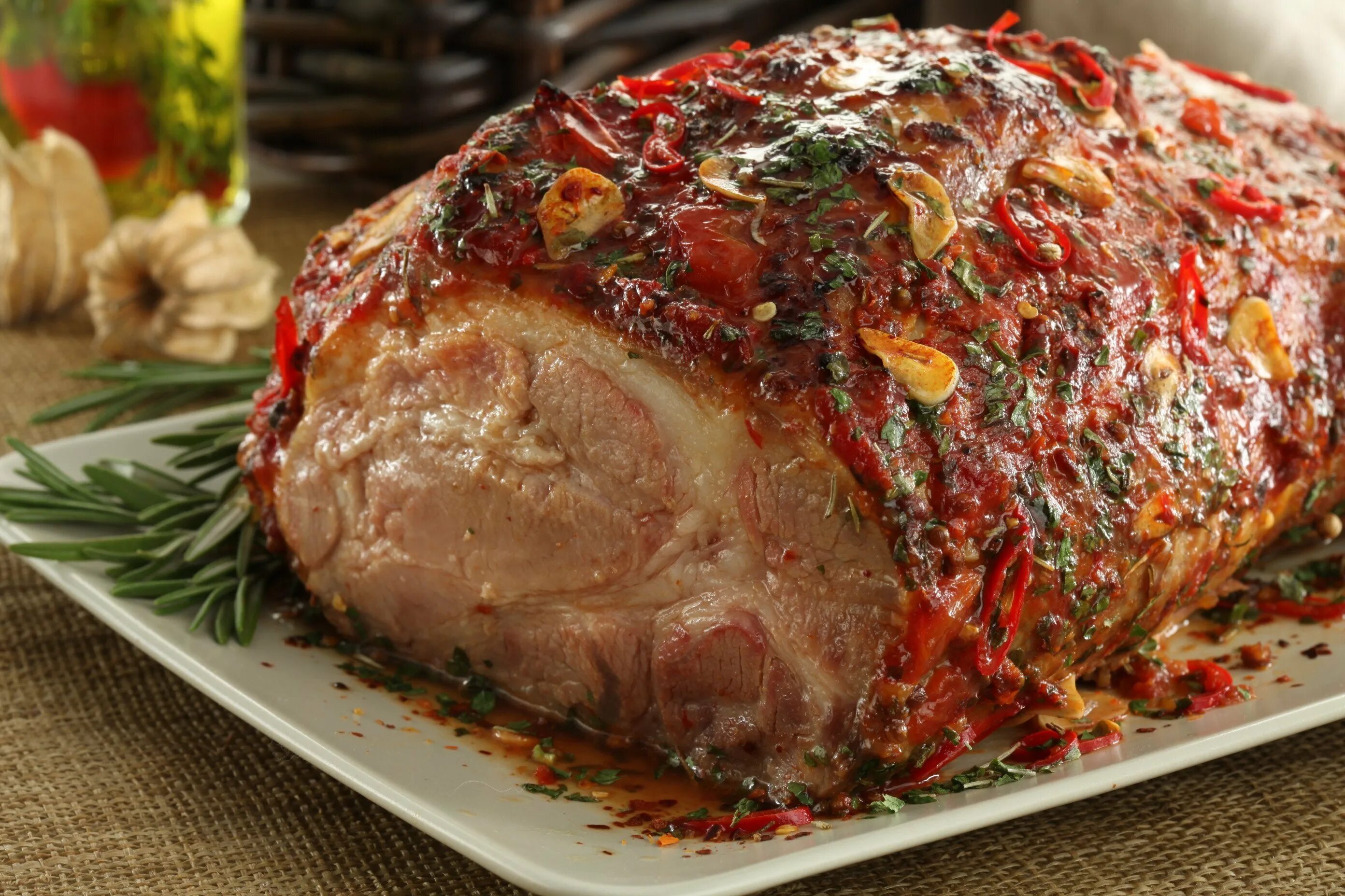 Рецепт простого приготовления мяса. Мясо в духовке. Свинина в духовке. Шея свиная запеченная в духовке. Кусок свинины в духовке.