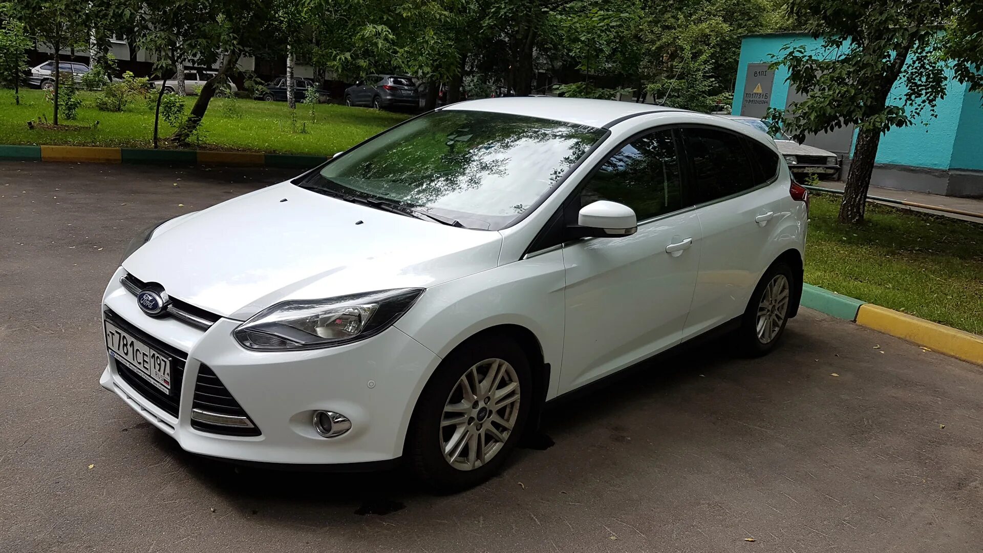 Frozen white ford. Форд фокус 3 хэтчбек белый. Frozen white ford. Frozen white краска форд. Ford focus frozen white.