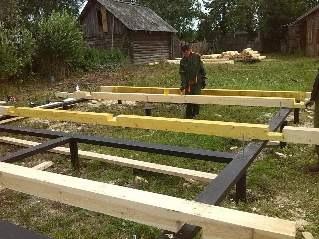 Лаги для пола из бруса 200х200. Нижний венец каркасного дома на сваях. Лаги 50 на 150. Лаги из бруса 150х150. Каркасный венец.