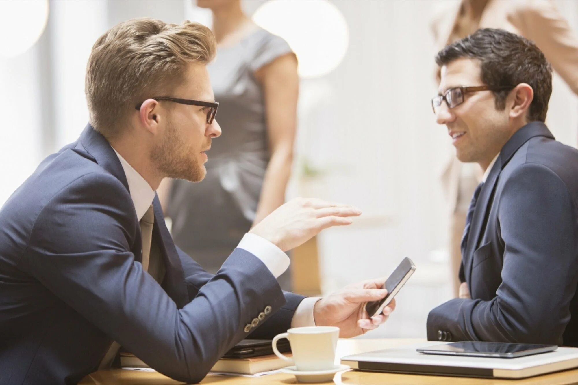 Discussing business. Бизнесмены переговоры. Переговоры двух людей. Мужчина на переговорах. Переговоры двух мужчин.