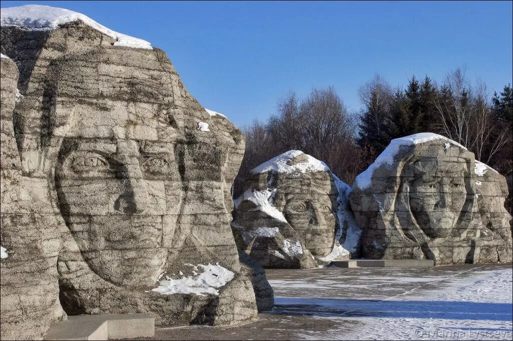 Цуефа комсомольск на амуре. Камень первостроителям Комсомольск на Амуре. Комсомольск-на-Амуре камень памятный камень. Памятник первостроителям Комсомольск-на-Амуре. Камень на набережной в Комсомольске на Амуре.