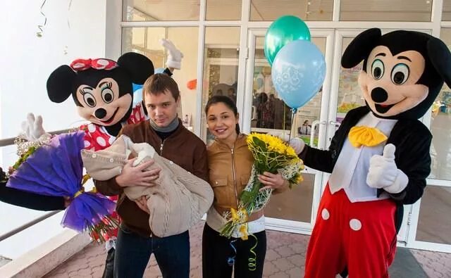 Выписка из роддома кукол. Аниматоры на выписку из роддома. Выписка из роддома аниматоры. Выписка из роддома аниматоры. Выписка из роддома с ростовыми куклами.
