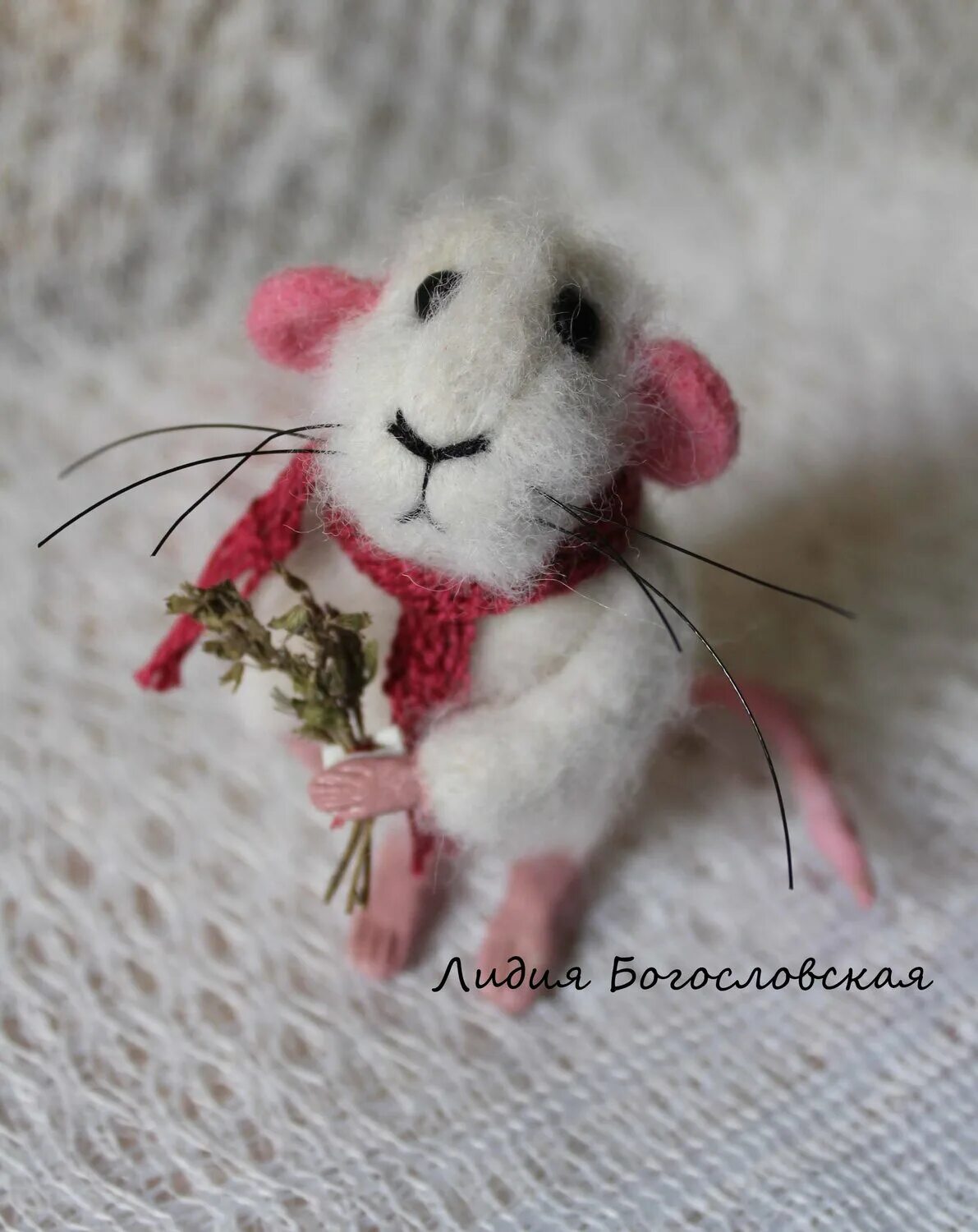 фелтинг мышь. валяные мышки из шерсти. валяние из шерсти мышка. белая мышь шерсть. фелтинг мышка.