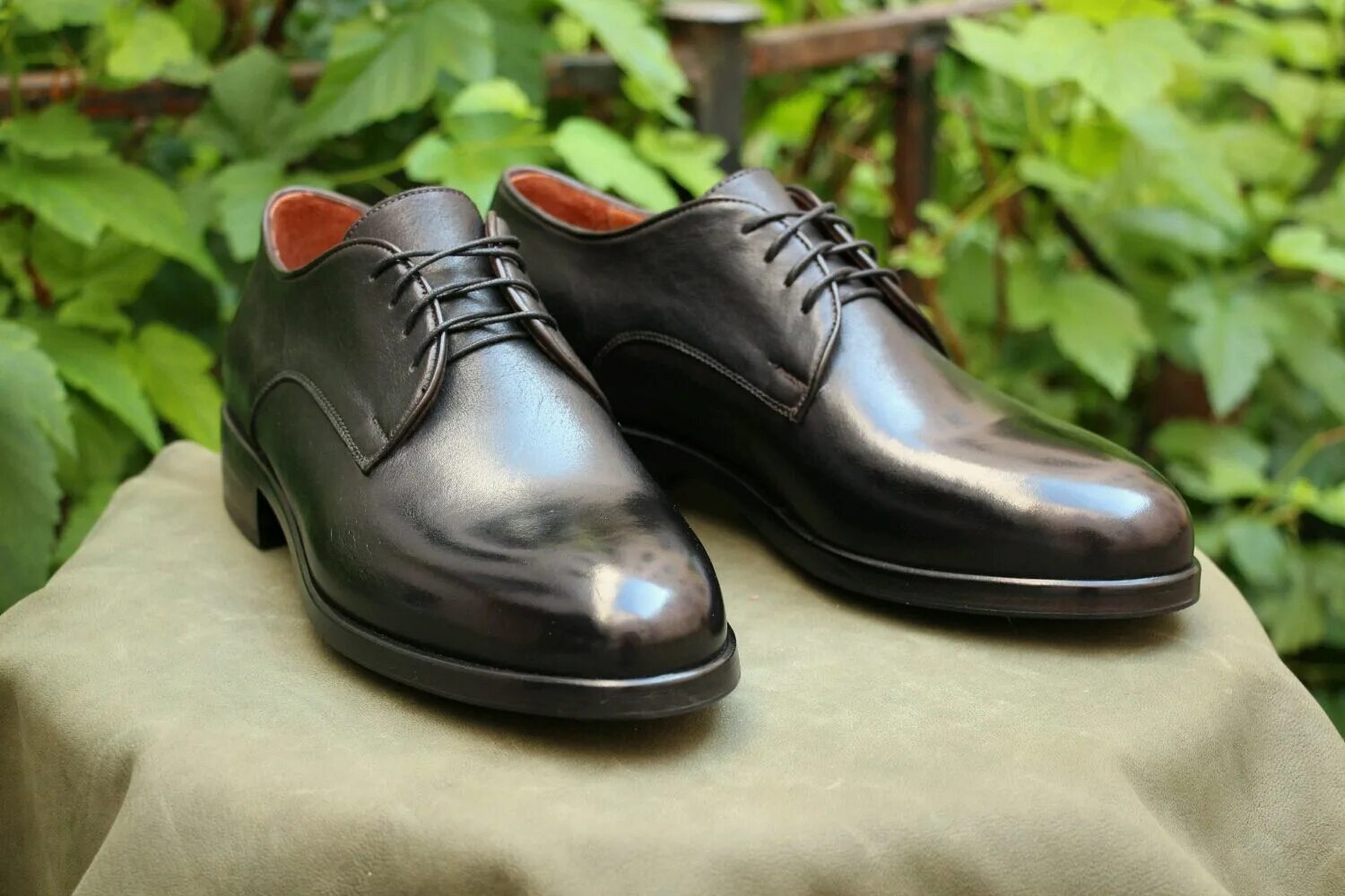 женские ноги на каблуках. про обувь. брендовые туфли. изготовление обуви. туфли женские.