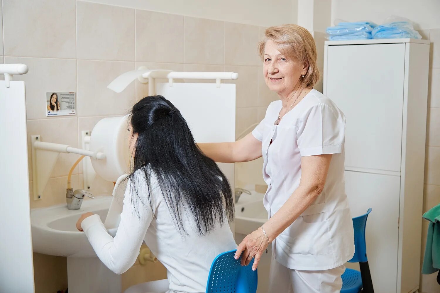 Орошение головы минеральной водой. Пятигорск санатории с радоновыми ваннами. Орошение головы минеральной водой. Орошение лица нарзаном. Санаторий танып процедуры.