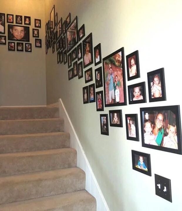 Какой повесить. Лестница с фотографиями на стене. Что повесить на стену. Красивое расположение фотографий на лестницах. Картины вдоль лестницы на стене.