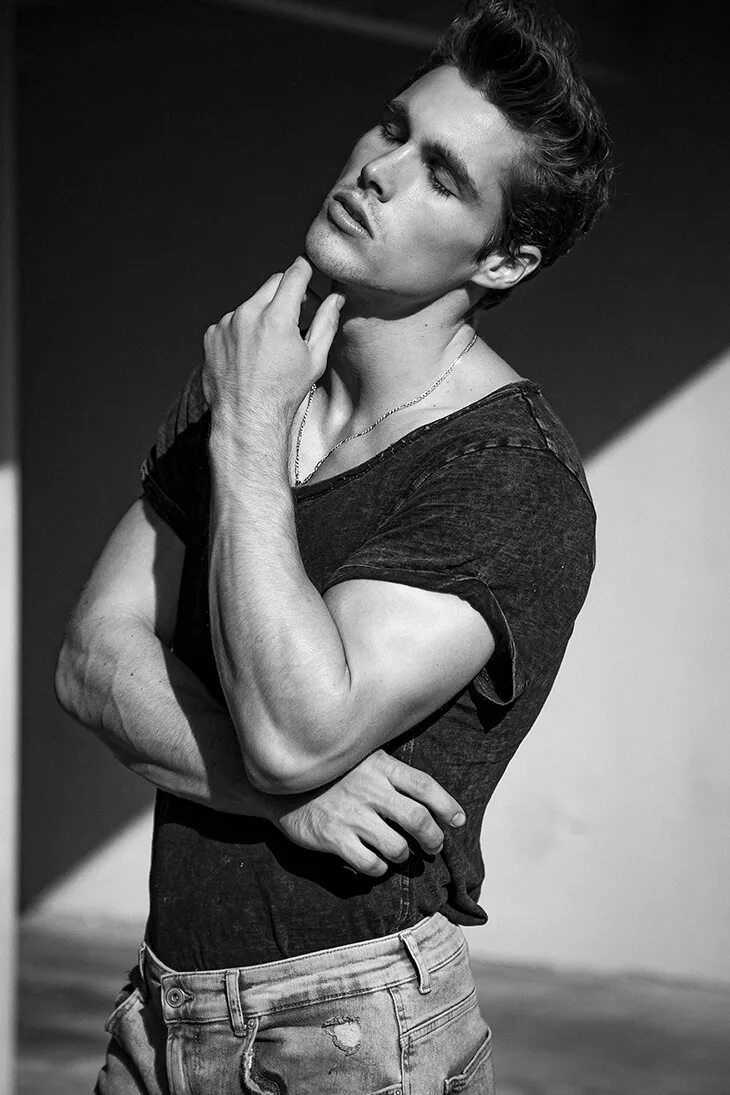 Jon Herrmann model. Jon Herrmann +18. Красивые позы для мужчин на фотосессии. Jon Herrmann с бойфрендом.