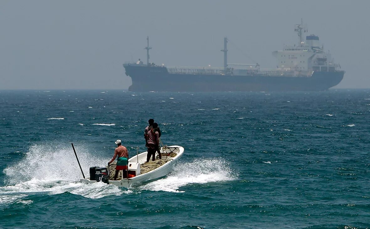 Нападение на судно. Аденский залив сомалийские пираты. Сомалийские пираты 2008. Пираты 21 века Сомали. Нападение пиратов на суда.