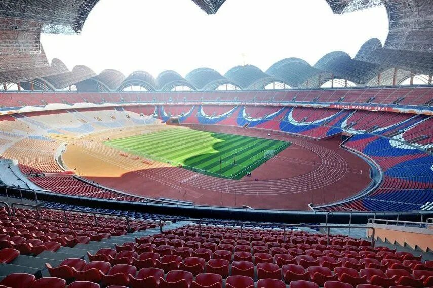 самый первый стадион. первомайский стадион пхеньян. самый невместительный футбольный стадион. стадион в сан паулу бразилия. самый первый стадион.