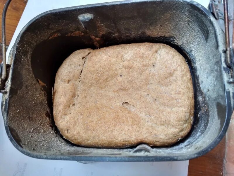 Хлеб на закваске в хлебопечке. Форма хлеба в хлебопечке. Форма для выпечки хлеба с дефектом. Хлеб на ржаной закваске в хлебопечке. Почему хлеб оседает при выпечке
