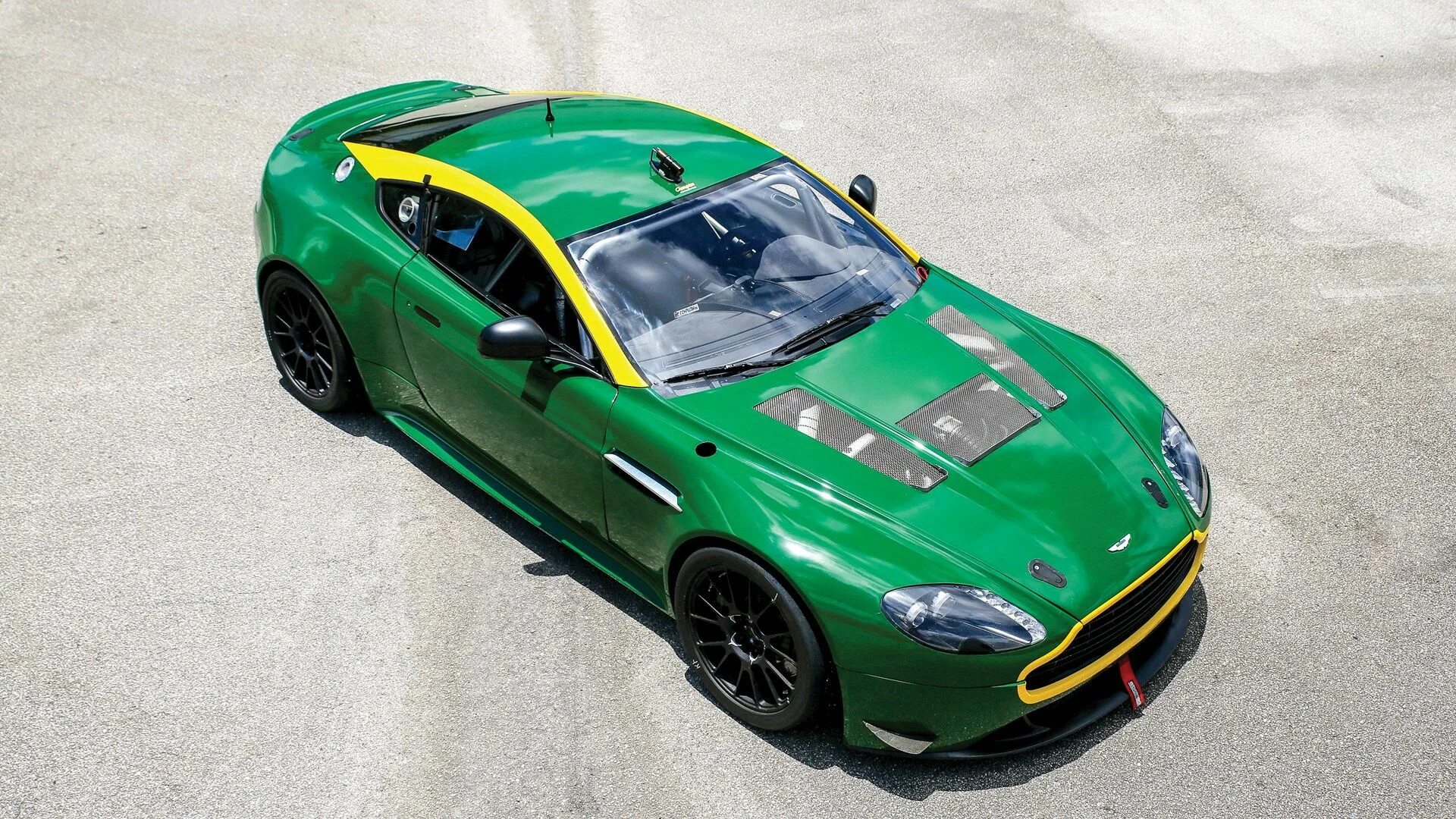 Зеленая машина фото. Aston Martin v8 Vantage gt4. Aston Martin Vantage gt4. Астон Мартин gt4 зелёный. Aston Martin Vantage 2020 gt4.