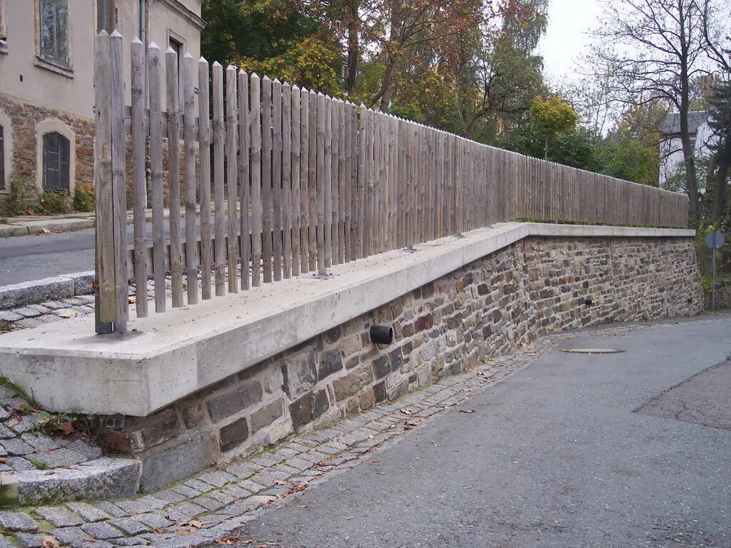 Стандарт парк подпорная стенка железная. Подпорная стенка Брусянский камень. Забор на подпорной стене. Опорная стена монолит 30см.